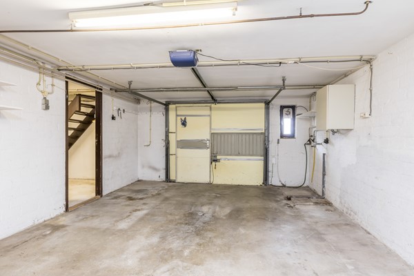 Foto - Te koop: Deels te moderniseren splitlevel drive-in woning (bouwjaar 1963) met 128 m² woonoppervlakte, 3 slaapkamers, tuin en een inpandige garage in Simpelveld